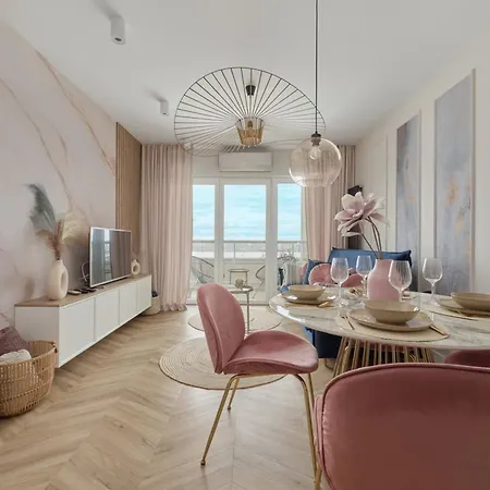 Daire Elegant With Balcony Krakowska By Renters Prestige